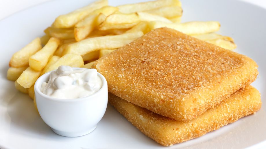 Vyprážaný syr s hranolkami